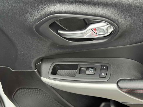 Used 2018 Jeep Cherokee Trailhawk image 43