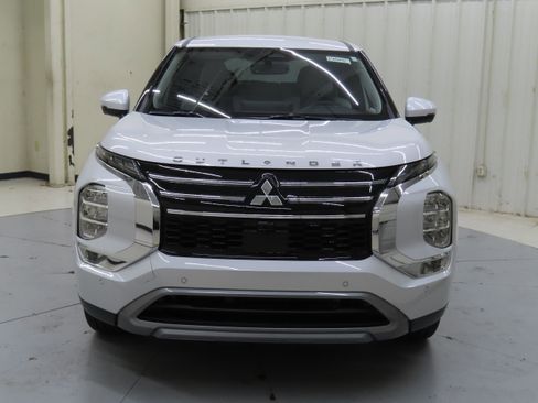 New 2025 Mitsubishi Outlander SE image 8