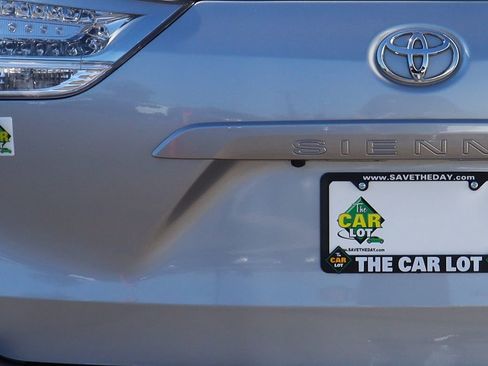 Used 2017 Toyota Sienna SE Premium image 19