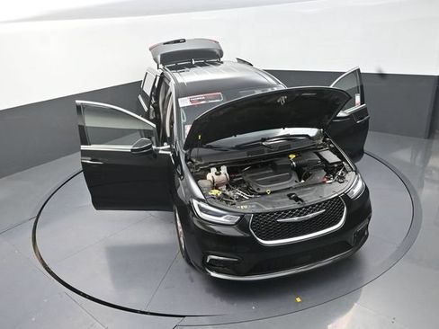 Used 2023 Chrysler Pacifica Touring-L FWD image 29