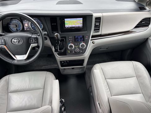 Used 2017 Toyota Sienna XLE FWD image 22