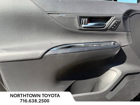 Used 2024 Toyota Venza Nightshade image 5