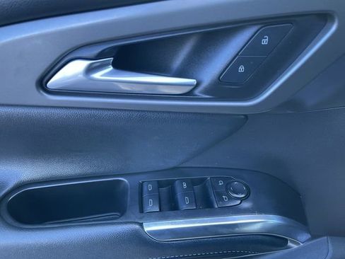 Used 2025 Chevrolet Traverse LT image 24