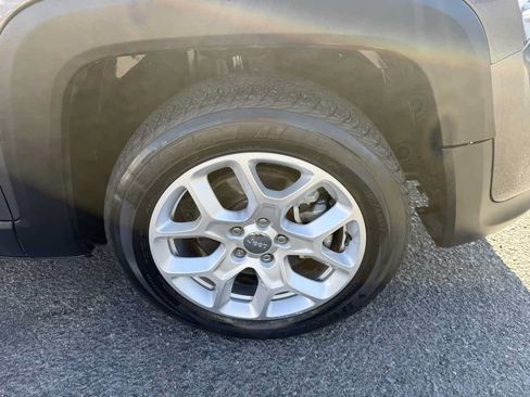 Used 2019 Jeep Renegade Latitude FWD image 7