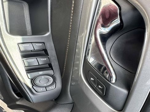 Used 2021 Chevrolet Traverse LT image 8