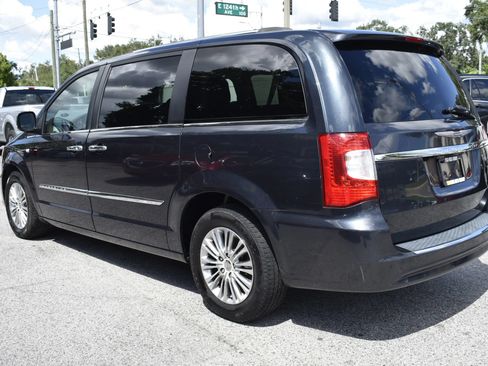 Used 2014 Chrysler Town & Country Touring-L FWD image 5