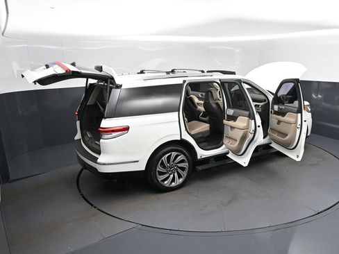 Used 2023 Lincoln Navigator Reserve AWD/4WD image 49