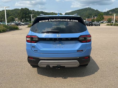 Used 2025 Honda Pilot TrailSport image 4
