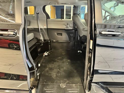 Used 2022 Toyota Sienna XLE FWD image 32
