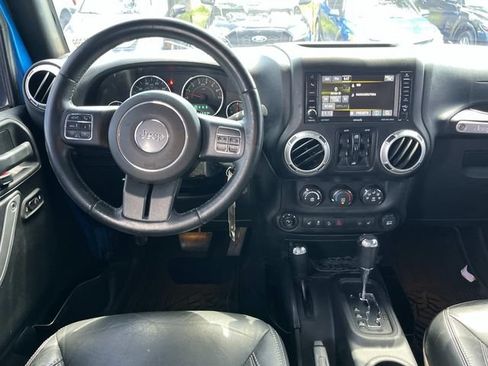 Used 2015 Jeep Wrangler Unlimited Rubicon w/ Connectivity Group AWD/4WD image 13