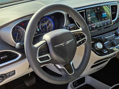Used 2024 Chrysler Pacifica Touring-L FWD image 18