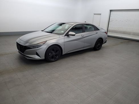Used 2022 Hyundai Elantra SEL FWD image 2