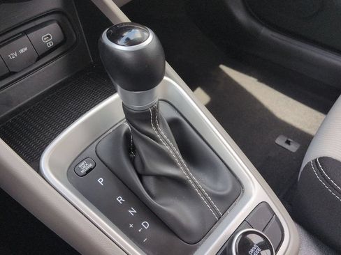 Used 2025 Hyundai Venue SEL FWD image 19