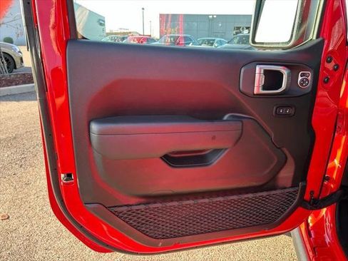 Certified 2025 Jeep Gladiator Mojave w/ Convenience Group AWD/4WD image 19