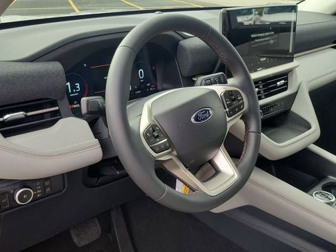 Used 2026 Ford Explorer Active AWD/4WD image 7