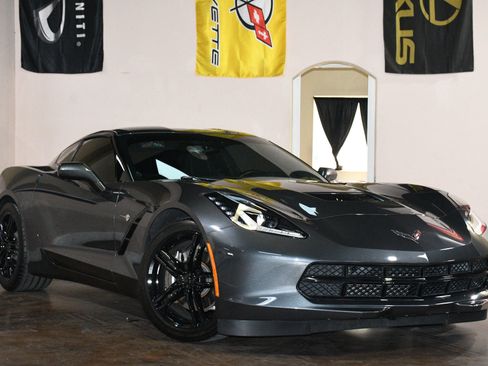 Used 2017 Chevrolet Corvette Stingray Coupe w/ 1LT RWD image 3