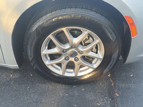 Used 2024 Chrysler Pacifica Touring-L image 9