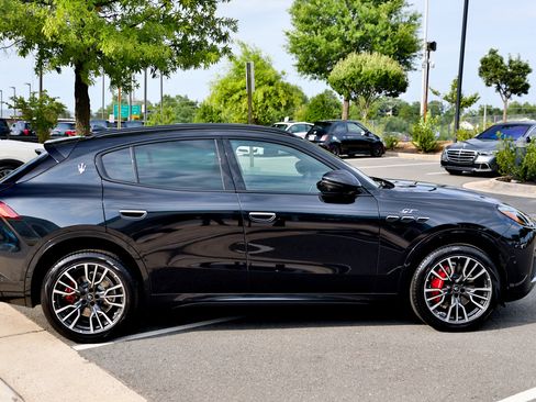 New 2024 Maserati Grecale GT image 4