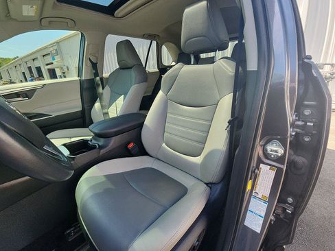 Used 2022 Toyota RAV4 XLE Premium image 22