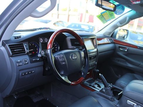 Used 2008 Lexus LX 570 4WD w/ Technology Pkg image 18