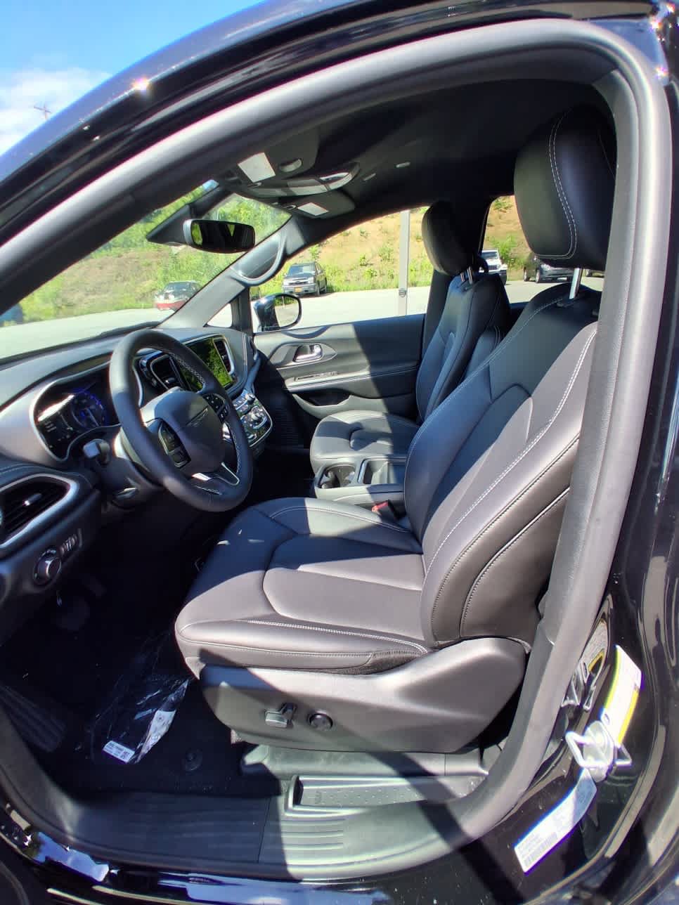 New 2027 Chrysler Pacifica Select AWD/4WD image 10