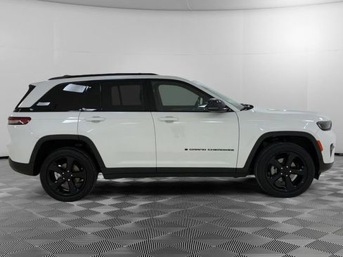 Used 2023 Jeep Grand Cherokee Altitude AWD/4WD image 6