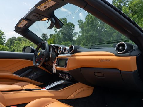 Used 2018 Ferrari California T RWD image 47