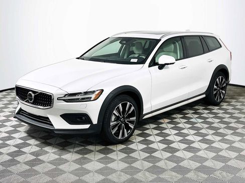 Used 2025 Volvo V60 B5 Cross Country Ultra w/ Climate Package image 3