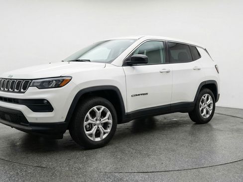 Used 2025 Jeep Compass Latitude image 3