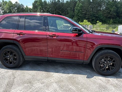 Certified 2025 Jeep Grand Cherokee Altitude AWD/4WD image 7