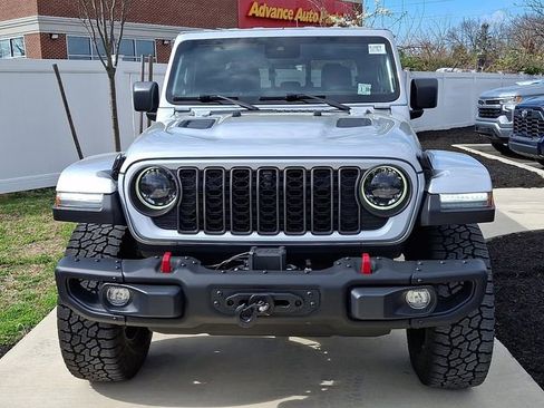 Used 2024 Jeep Gladiator Rubicon AWD/4WD image 2