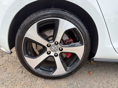 Used 2017 Volkswagen GTI SE image 16
