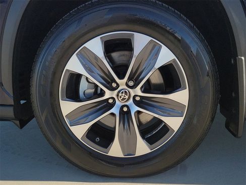 Used 2022 Toyota Highlander XLE image 28