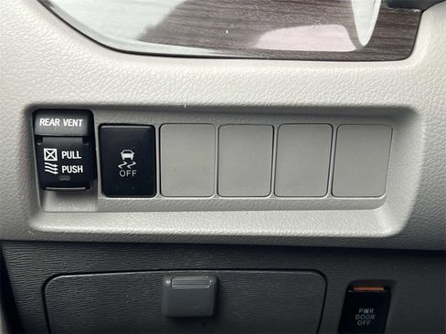 Used 2018 Toyota Sienna XLE image 24