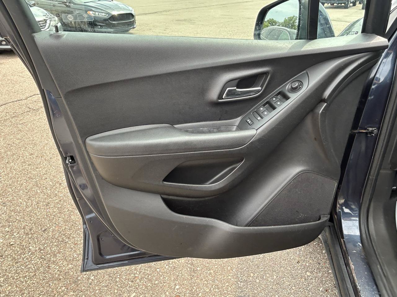 Used 2019 Chevrolet Trax LS AWD/4WD image 14