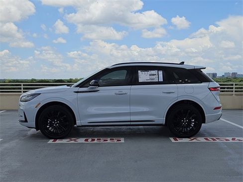 New 2025 Lincoln Corsair AWD w/ Equipment Group 101A image 4