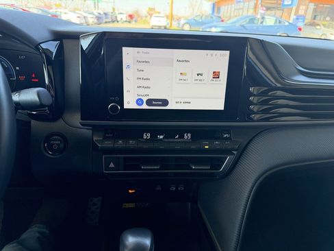 Used 2025 Toyota Camry SE image 19