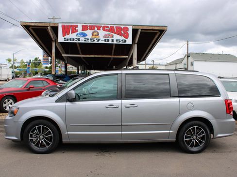 Used 2016 Dodge Grand Caravan R/T FWD image 3