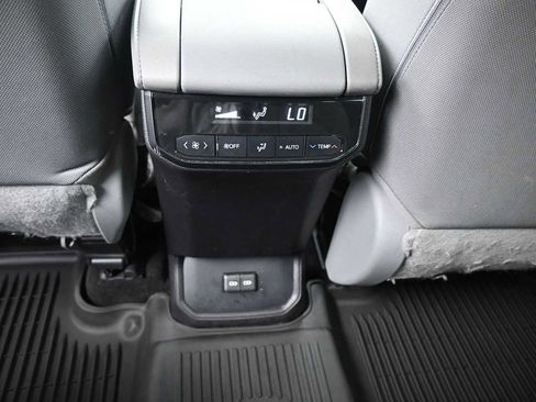 Used 2023 Toyota Highlander LE AWD/4WD image 12
