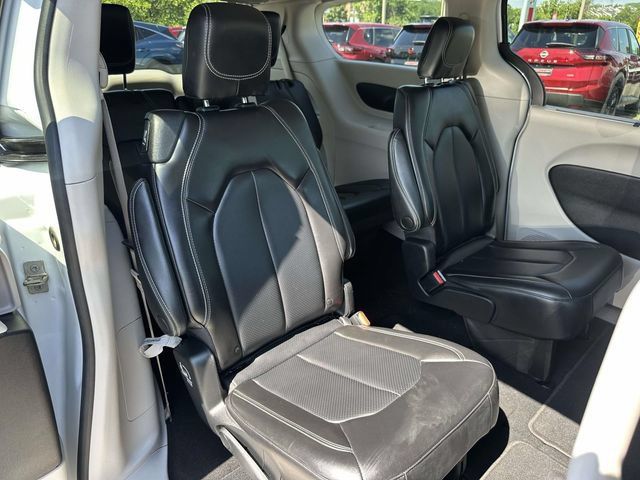 Used 2023 Chrysler Pacifica Touring-L FWD image 12