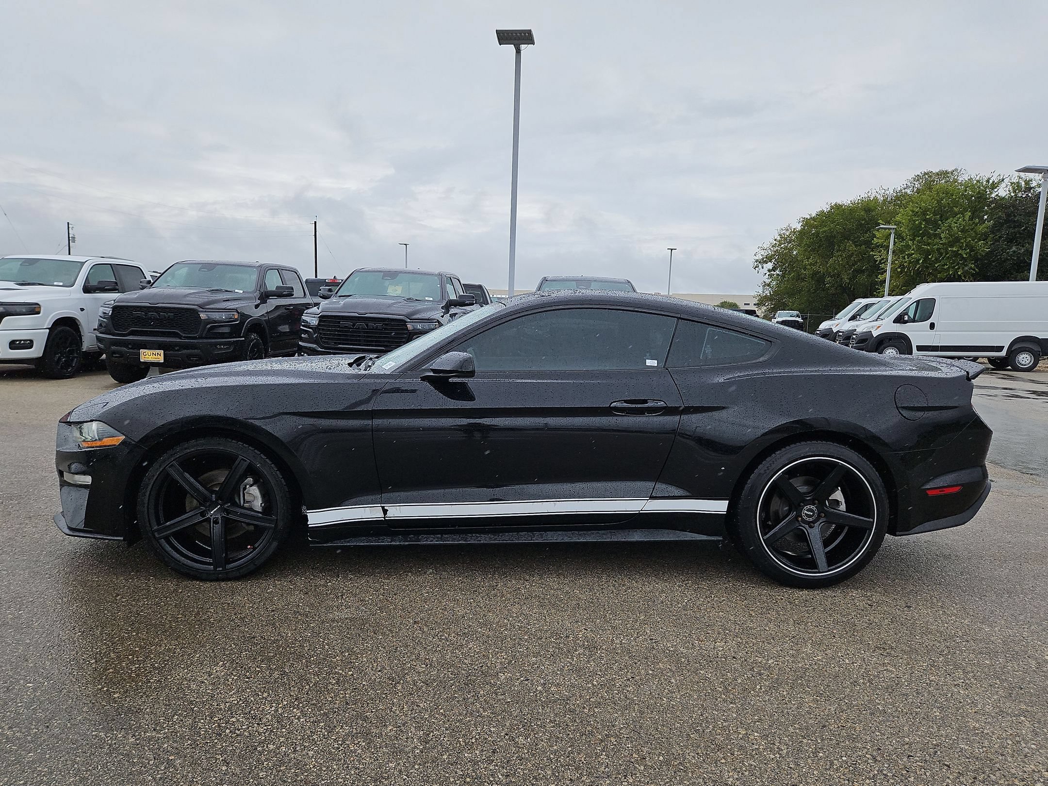 Used 2018 Ford Mustang Coupe RWD image 6