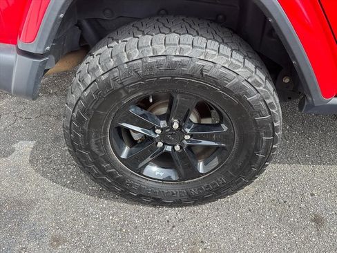 Used 2019 Jeep Wrangler Unlimited Sahara image 9