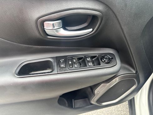 Used 2022 Jeep Renegade Latitude AWD/4WD image 11