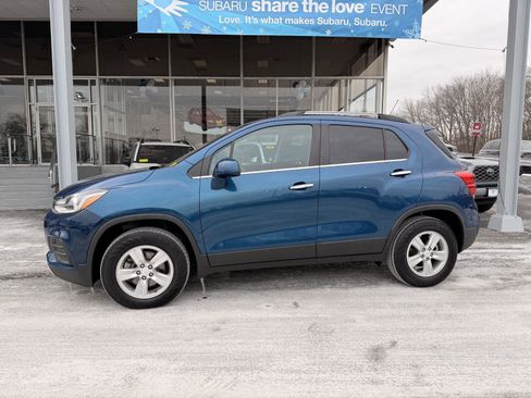 Used 2020 Chevrolet Trax LT w/ LT Convenience Package image 1