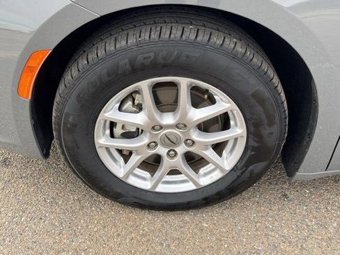 Certified 2023 Chrysler Pacifica Touring-L image 8