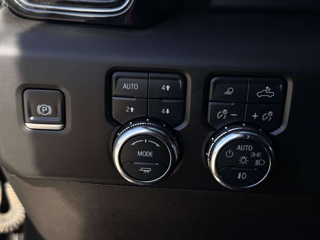 Used 2025 GMC Sierra 2500 AT4 w/ AT4 Premium Plus Package AWD/4WD image 21