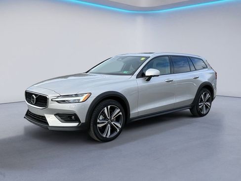 Certified 2025 Volvo V60 B5 Cross Country Plus image 7