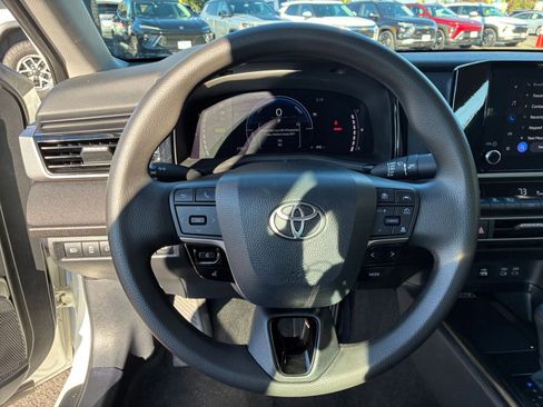 Used 2025 Toyota Camry LE image 27