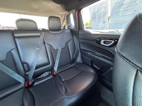 Used 2025 Jeep Compass Trailhawk AWD/4WD image 36