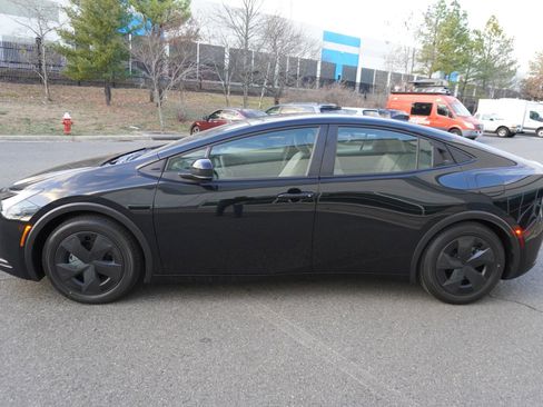 Used 2025 Toyota Prius LE image 4